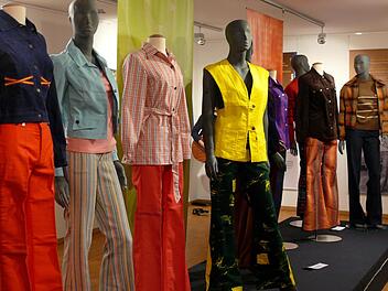 Bunte Farben dominieren in der aktuellen Ausstellung im Levi-Strauss-Museum. Foto: Andrea Spörlein