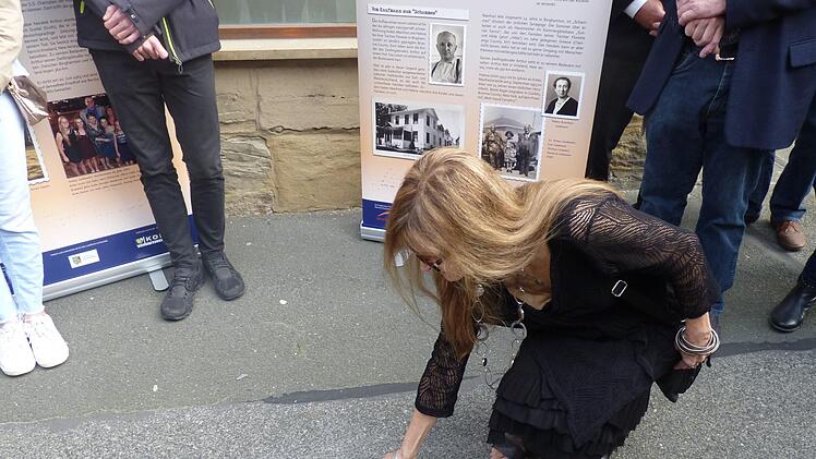 Lori Gallo, die Enkelin des vertriebenen Arthur Goldmeier, legte  eine weiße Rose am Stolperstein zu Ehren ihres Vorfahren nieder. Foto: Corinna Tübel