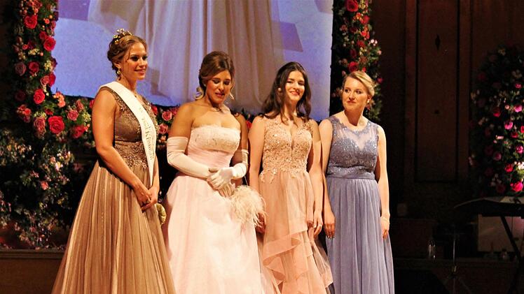 Von links: Rosenkönigin 2018 Franziska Koch, die neue Rosenkönigin Lynette Schmidt,         Rosenprinzessinnen Dana Rüttger und Isabell VollWerner Vogel