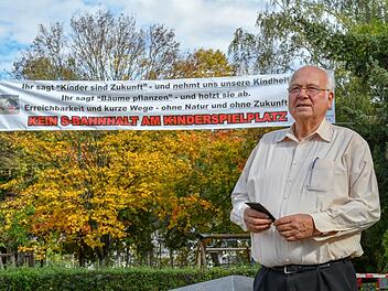 Norbert Tscherner vom Bürgerverein kämpft gegen den Zugang durch den Spielplatz.  Foto: Ronald Rinklef