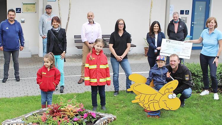 Übergabe der Spende und Test des Federtieres: von links die Bademeister Thomas Horn und Sven Jetschina, Bürgermeisterin Christine Frieß, Michael Fraunholz vom Förderverein Kunomare, FFW-Jugendwartin Kristina Völk, Verena Beck vom Förderverein, Stadtrat Manfred Weigand (hinten stehend), Kommandant André Grothues und die Vorsitzende der FFW Burgkunstadt, Susanne Bock von Wülfingen Foto: Roland Dietz