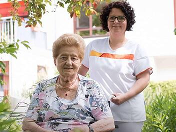 Für die Bewohnerin des BRK-Seniorenhauses Kronach, Johanna Strysio, ist Katrin Kotschenreuther nicht "nur" Altenpflegerin, sondern eine "Heldin". Foto: Heike Schülein