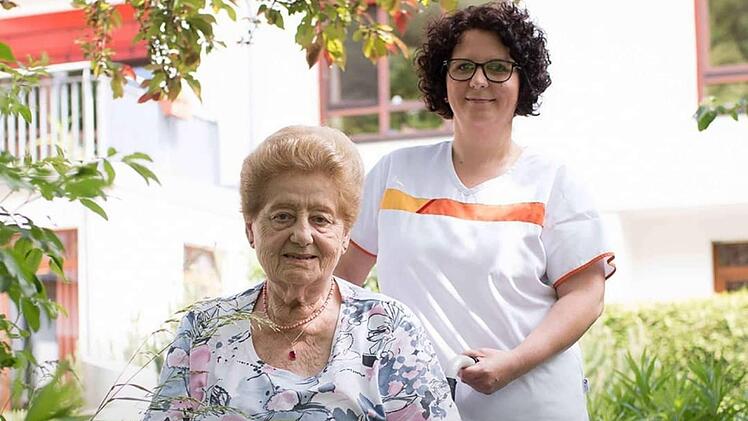 Für die Bewohnerin des BRK-Seniorenhauses Kronach, Johanna Strysio, ist Katrin Kotschenreuther nicht "nur" Altenpflegerin, sondern eine "Heldin". Foto: Heike Schülein