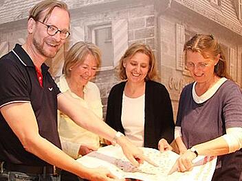 Oberfranken hat viel zu bieten: Norbert Heimbeck von der Genussregion Oberfranken, hier beim ersten Stammtisch des Ernährungsrates mit dessen Sprecherinnen Brigitte Lauterbach, Veronika Reis und Franziska Bartels