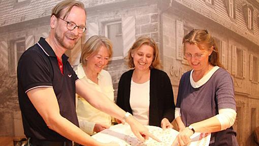 Oberfranken hat viel zu bieten: Norbert Heimbeck von der Genussregion Oberfranken, hier beim ersten Stammtisch des Ernährungsrates mit dessen Sprecherinnen Brigitte Lauterbach, Veronika Reis und Franziska Bartels
