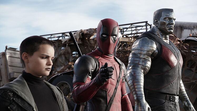 Deadpool (Ryan Reynolds, Mitte) muss sich zwischen Negasonic Teenage Warhead (Brianna Hildebrand, links) und Colossus beweisen.