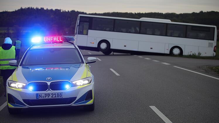 Kreis Ansbach: Bus h&auml;ngt nach Man&ouml;ver quer auf Landstra&szlig;e fest