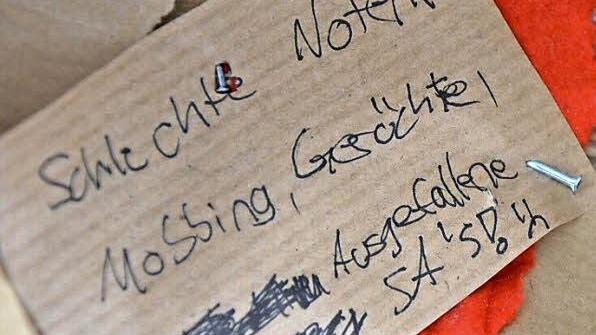 Schülerinnen schreiben während der Fastenzeit auf, was sie belastet. Ein häufiges Thema sind schlechte Noten und Prüfungen.  Foto: Pat Christ