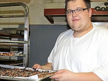 Nur wenige junge Menschen wollen Bäcker werden. Für Lars Schwabe ist das ein Traum- und zukunftsträchtiger Beruf. Fotos: Veronika Schadeck