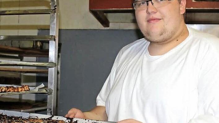Nur wenige junge Menschen wollen Bäcker werden. Für Lars Schwabe ist das ein Traum- und zukunftsträchtiger Beruf. Fotos: Veronika Schadeck