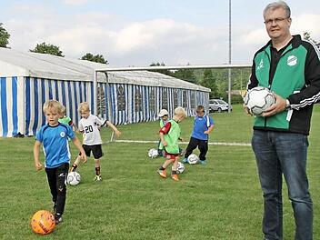 Der SV Hutschdorf baut auf die Jugend und setzt ein Zeichen für die Zukunft. Auf dem Areal zwischen der Kreisstraße und den Sportplätzen wird ein Sportheim gebaut. Auf dem Baugrund steht derzeit das Festzelt für die Sportplatzkerwa.  Foto: Alexander Hartmann
