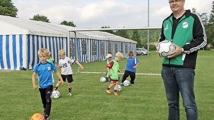 Der SV Hutschdorf baut auf die Jugend und setzt ein Zeichen für die Zukunft. Auf dem Areal zwischen der Kreisstraße und den Sportplätzen wird ein Sportheim gebaut. Auf dem Baugrund steht derzeit das Festzelt für die Sportplatzkerwa.  Foto: Alexander Hartmann