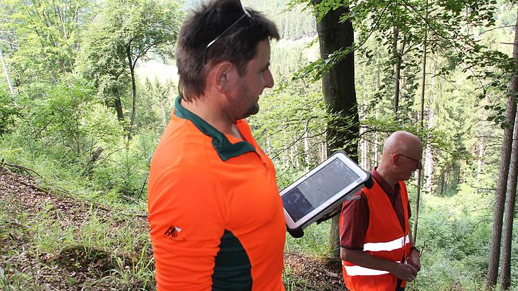Forstwirtschaftsmeister Rainer Schmidt (links) hat die Übung angesetzt und dokumentiert den Ablauf. Mit im Bild sein Kollege Gerhard Müller vom Forstbetrieb Nordhalben.  Foto: Friedwald Schedel