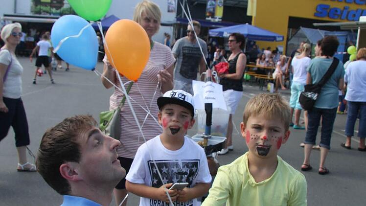 Luftballons mit Gas gefüllt, das freute die Kids.
