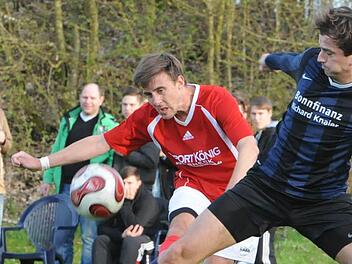 Duell der Torschützen: Münnerstadts Kevin Mangold (links) und Niederlauers Manuel Knaier. Foto: Hopf