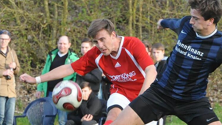 Duell der Torschützen: Münnerstadts Kevin Mangold (links) und Niederlauers Manuel Knaier. Foto: Hopf