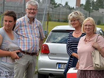 Spielerin Franziska Hoffmann (l.) sowie anwesende Eltern und HC-Fans waren vom Ausfall des Pokalspiels wenig begeistert.  Fotos: Picturedreams