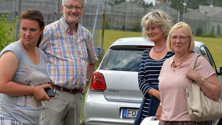 Spielerin Franziska Hoffmann (l.) sowie anwesende Eltern und HC-Fans waren vom Ausfall des Pokalspiels wenig begeistert.  Fotos: Picturedreams