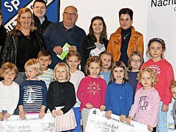 Flankiert von der Kinderturngruppe der SpVgg nahmen Jana Lindner-Okrusch (hinten rechts) 500 Euro f&uuml;r den Verein "Hilfe f&uuml;r Nachbarn Coburg" und Hartmut Bohl (hinten Mitte) 800 Euro f&uuml;r die Coburger Stiftung f&uuml;r krebskranke Kinder entgegen. Links die Kinderfest-Organisatoren Melanie Koch, Sandra Fischer und Frank Wendler Foto: privat