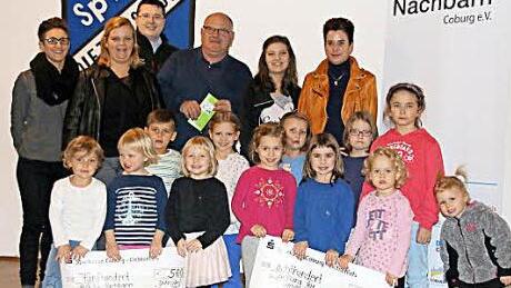 Flankiert von der Kinderturngruppe der SpVgg nahmen Jana Lindner-Okrusch (hinten rechts) 500 Euro f&uuml;r den Verein "Hilfe f&uuml;r Nachbarn Coburg" und Hartmut Bohl (hinten Mitte) 800 Euro f&uuml;r die Coburger Stiftung f&uuml;r krebskranke Kinder entgegen. Links die Kinderfest-Organisatoren Melanie Koch, Sandra Fischer und Frank Wendler Foto: privat
