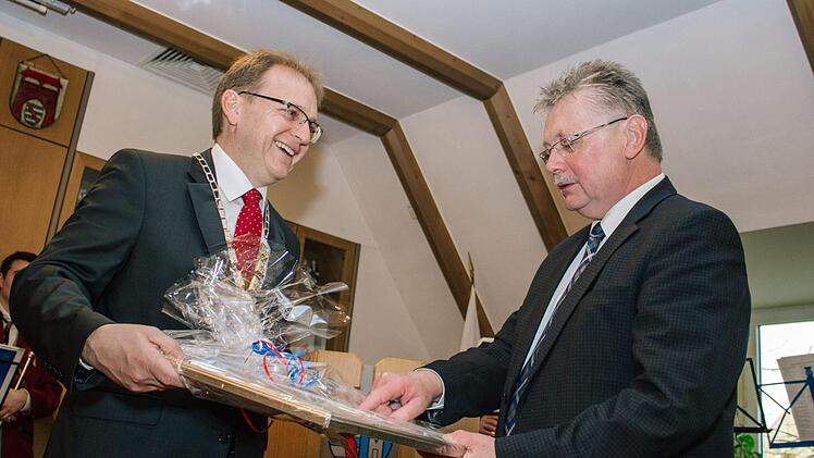 Zum Abschied überreichte Rebhan (links)... Foto: Marian Hamacher