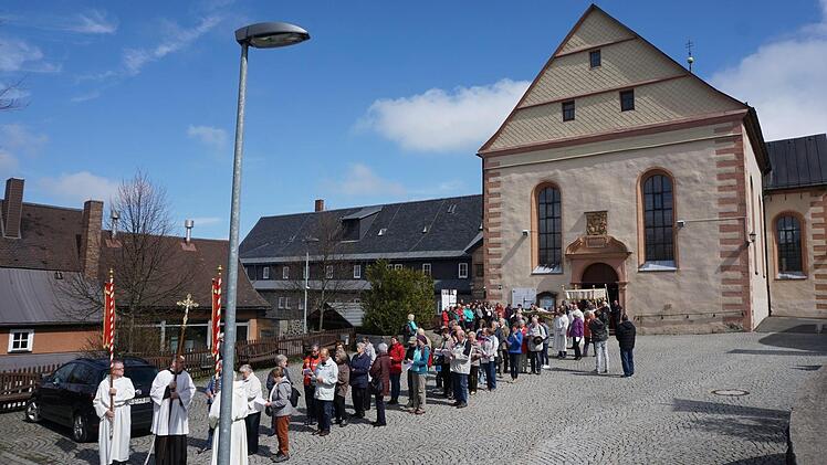 Das Kreuz wurde beim Hochfest Kreuzauffindung in der Prozession um die Klosterkirche getragen. Gefeiert wurde das Fest mit einem Pontifikalamt mit Bischof Friedhelm Hofmann.  Foto: Marion Eckert