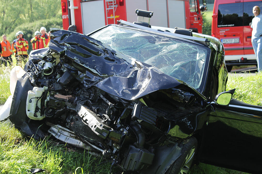 Pegnitz: Cabrio kracht frontal in Lkw