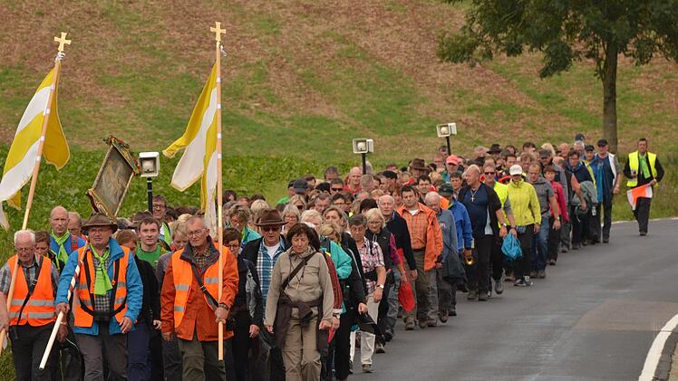 Rund 100 Kilometer legen die Wallfahrer aus der Region um Oerlenbach und dem Oberen Werntal in zwei Tagen bei ihrer Fußwallfahrt zur Wallfahrtskirche "Maria im grünen Tal" in Retzbach zurück.Stefan Lukas