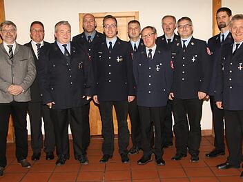 Sieben Feuerwehrmänner wurden beim Feuerwehrungsabend  mit dem Feuerwehrehrenzeichen für 25 oder 40 Jahre aktiven Feuerwehrdienst durch die Feuerwehrführung und Landrat Michael Busch sowie durch den Bürgermeister ausgezeichnet. Foto: Michael Stelzner