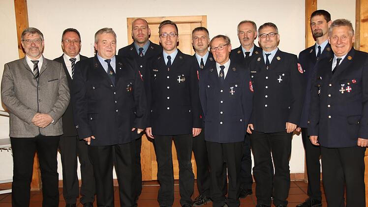 Sieben Feuerwehrmänner wurden beim Feuerwehrungsabend  mit dem Feuerwehrehrenzeichen für 25 oder 40 Jahre aktiven Feuerwehrdienst durch die Feuerwehrführung und Landrat Michael Busch sowie durch den Bürgermeister ausgezeichnet. Foto: Michael Stelzner