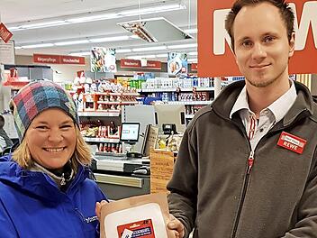 F. Klaußner (links) gewann einen Einkaufsgutschein. Foto: privat