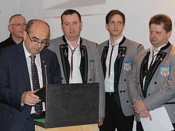 Michael Schnappauf (Dritter von links) und Harald Schnappauf (rechts) wurden für  40 Jahre  Musizieren ausgezeichnet (von links): der stellv. Kreisvorsitzende des Musikbundes, Alexander Klug, der stellv. Bezirksvorsitzende Thomas Kolb und  Vorsitzender Thomas Müller. Wunder