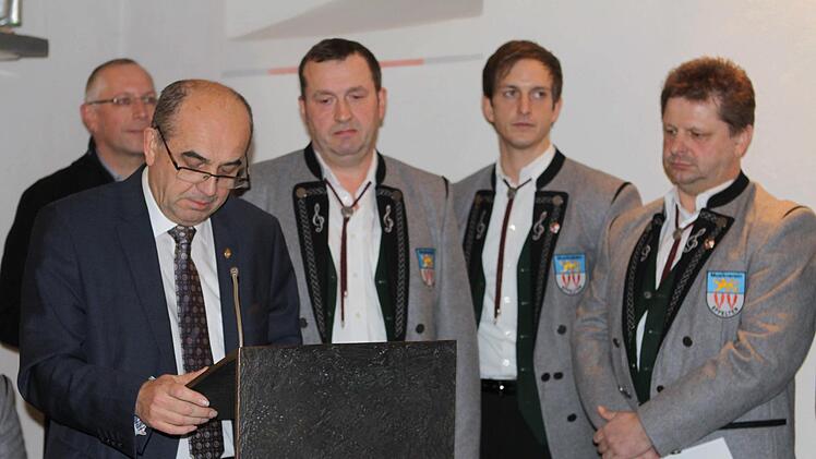 Michael Schnappauf (Dritter von links) und Harald Schnappauf (rechts) wurden für  40 Jahre  Musizieren ausgezeichnet (von links): der stellv. Kreisvorsitzende des Musikbundes, Alexander Klug, der stellv. Bezirksvorsitzende Thomas Kolb und  Vorsitzender Thomas Müller. Wunder