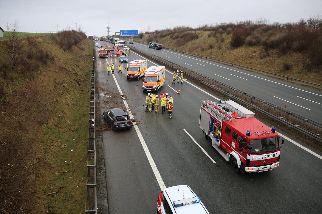 Unfall auf der A9: Familie mit Säugling schwer verletzt