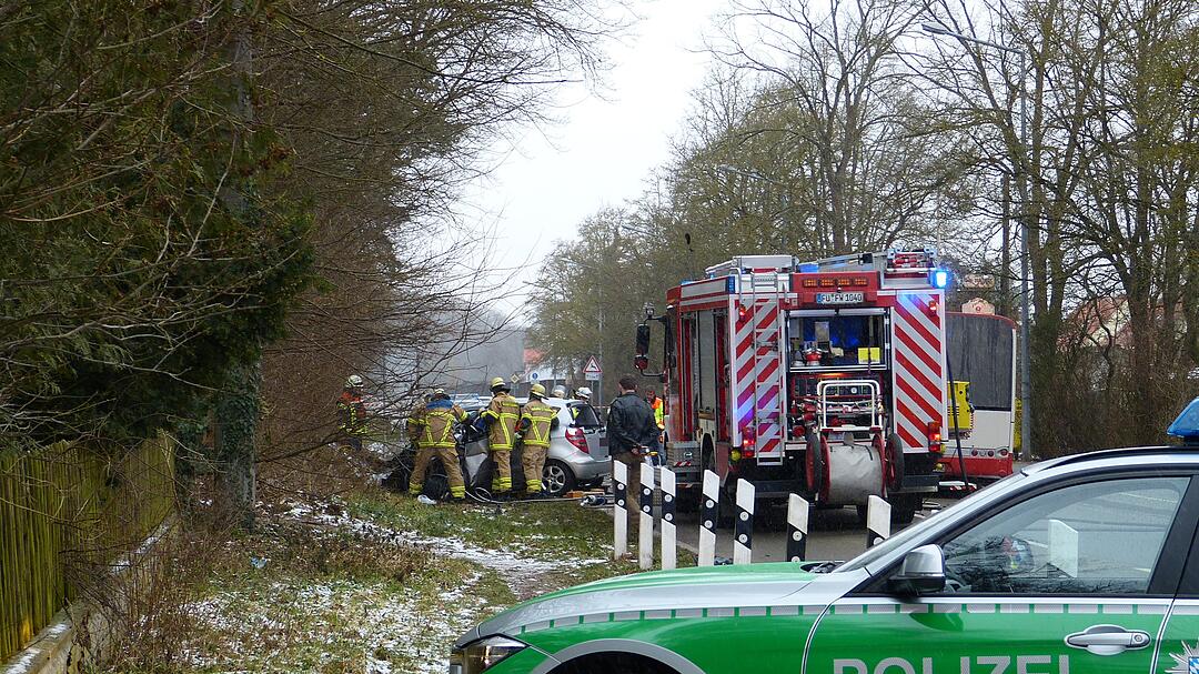 Unfall in Fürth: Auto kracht in Linienbus