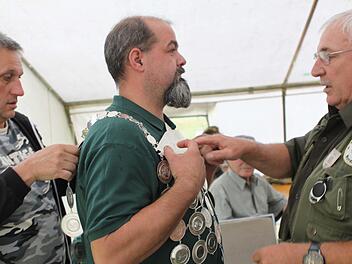 Der langjährige Vorsitzende Dieter Radlo (rechts) zeichnete seinen Nachfolger, den neuen Nordhalbener Fischerkönig Uwe Deckelmann mit der Königskette aus. Mit im Bild Vorjahreskönig Michael Rieger (links). Michael Wunder