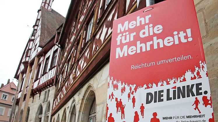 Die ganz linke Tour: Obwohl die Wahlplakatierung in der Forchheimer Innenstadt erst ab Samstag, 15. September, erlaubt ist, zeigt "Die Linke" bereits Flagge - und das ganz schamlos vor dem Rathaus.  Fotos: Andreas Oswald