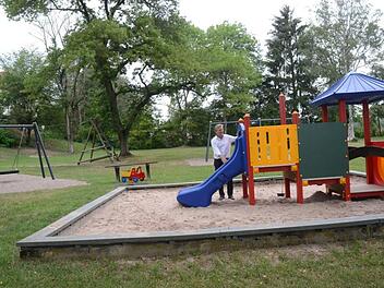 In Stockheim gibt man sich immer wieder Mühe, den Abenteuerspielplatz noch attraktiver und schöner zu gestalten, wie jüngste Anschaffungen beweisen. Bürgermeister Rainer Detsch zeigt die "Mini Laura", ein multifunktionelles Spielgerät für Kinder, links eine Nestschaukel, im Hintergrund die neue Doppelschaukel. K.- H. Hofmann