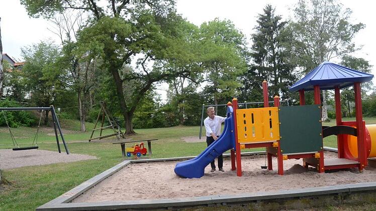 In Stockheim gibt man sich immer wieder Mühe, den Abenteuerspielplatz noch attraktiver und schöner zu gestalten, wie jüngste Anschaffungen beweisen. Bürgermeister Rainer Detsch zeigt die "Mini Laura", ein multifunktionelles Spielgerät für Kinder, links eine Nestschaukel, im Hintergrund die neue Doppelschaukel. K.- H. Hofmann