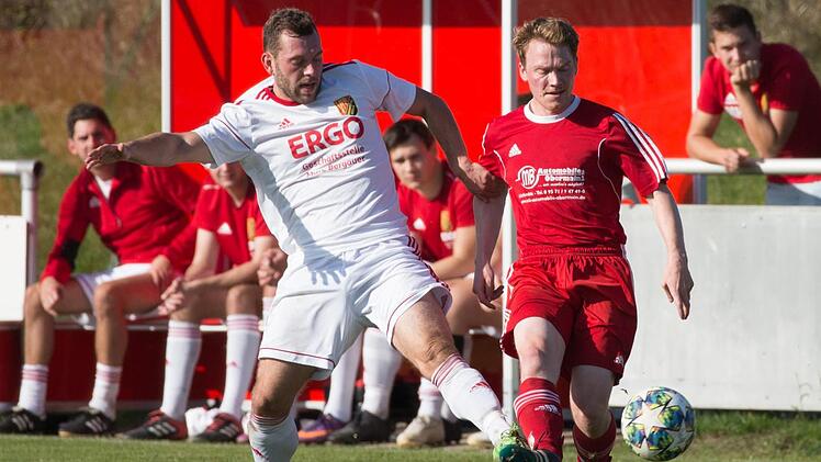 In der Hinrunde verlor der VfR Johannisthal um Patrick Kwiotek (weißes Trikot) zu Hause mit 0:1 gegen den FC Altenkunstadt/Woffendorf mit Christian Schnapp. Das Rückspiel fällt auf den letzten Spieltag.  Foto: H. Weiß