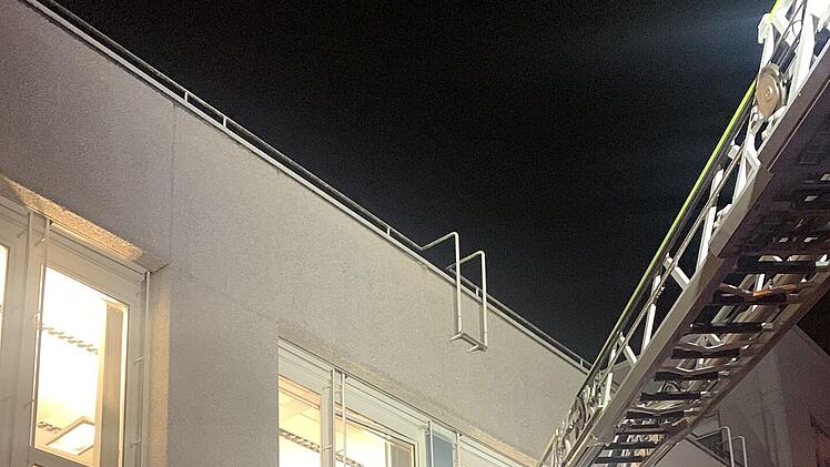 Erlangen: Lkw-Fahrer versch&auml;tzt sich gewaltig - Lastwagen bleibt unter Siemens-Geb&auml;ude stecken