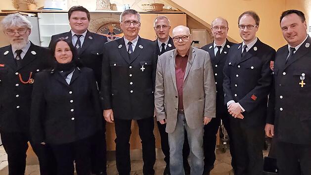 Die Geehrten im Kreis ihrer Gäste und der Vorstandschaft (von links): Thomas Suske (2. Kommandant), Kerstin Berg (2. Vorsitzende), Andreas Zimmermann (Schriftführer), Herbert Stamm (Ehrenmitglied), Peter Hochgesang (Kreisbrandmeister), Lothar Seyf...