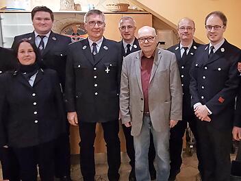 Die Geehrten im Kreis ihrer Gäste und der Vorstandschaft (von links): Thomas Suske (2. Kommandant), Kerstin Berg (2. Vorsitzende), Andreas Zimmermann (Schriftführer), Herbert Stamm (Ehrenmitglied), Peter Hochgesang (Kreisbrandmeister), Lothar Seyf...