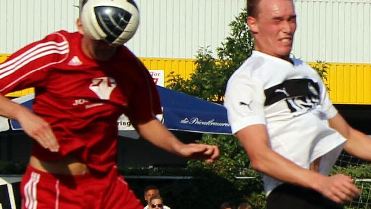 Nicht kopflos ist der Memmelsdorfer Daniel Krüger, der zwar das Kopfballduell gegen Matthias Brunsch (Bayern Kitzingen) gewinnt, aber am Tor vorbeiköpft.