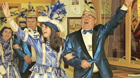 Einzug ins Rathaus mit Hellau und Gejohle: Dieter Fürth (rechts) führte den Aufmarsch der Garde an.