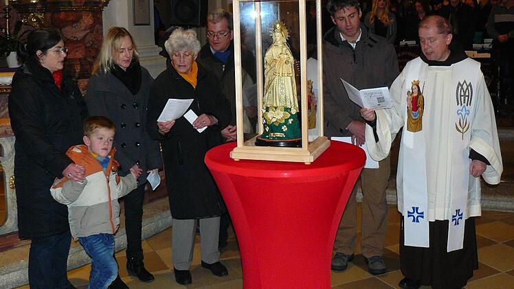 Die Familie Herz ist in diesem Jahr der erste Gastgeber bei die Herbergssuche. Unser Bild zeigt sie zusammen mit Pater Alard. Fotos: Klaus-Peter Wulf