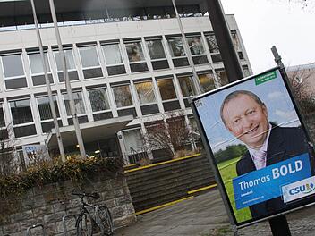 Zumindest für die Landratswahlen bleibt das Plakat von CSU-Amtsinhaber das einzige vor dem Landratsamt Bad Kissingen: Nachdem sich Bold 2008 noch gegen zwei Kandidaten durchsetzen musste, gibt es heuer keinen Herausforderer. Das ist seit gestern amtlich. Fotos: Ralf Ruppert