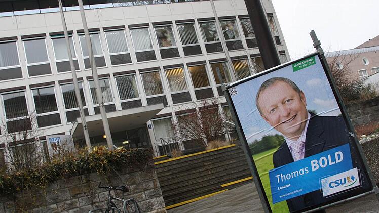 Zumindest für die Landratswahlen bleibt das Plakat von CSU-Amtsinhaber das einzige vor dem Landratsamt Bad Kissingen: Nachdem sich Bold 2008 noch gegen zwei Kandidaten durchsetzen musste, gibt es heuer keinen Herausforderer. Das ist seit gestern amtlich. Fotos: Ralf Ruppert