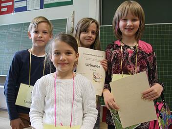 Hannah Schütz von der Pestalozzischule (vorne) hat den Vorlesewettbewerb der Kulmbacher Grundschulen gewonnen. Ihr folgten Tim Lauerbach (8) von der Burghaiger Schule, Lara Kiesl aus Melkendorf und Selina Sauer aus Burghaig. Fotos: Sonja Adam