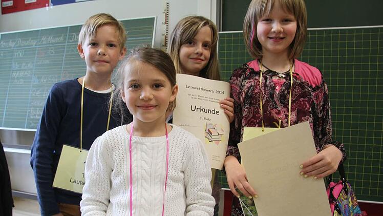 Hannah Schütz von der Pestalozzischule (vorne) hat den Vorlesewettbewerb der Kulmbacher Grundschulen gewonnen. Ihr folgten Tim Lauerbach (8) von der Burghaiger Schule, Lara Kiesl aus Melkendorf und Selina Sauer aus Burghaig. Fotos: Sonja Adam